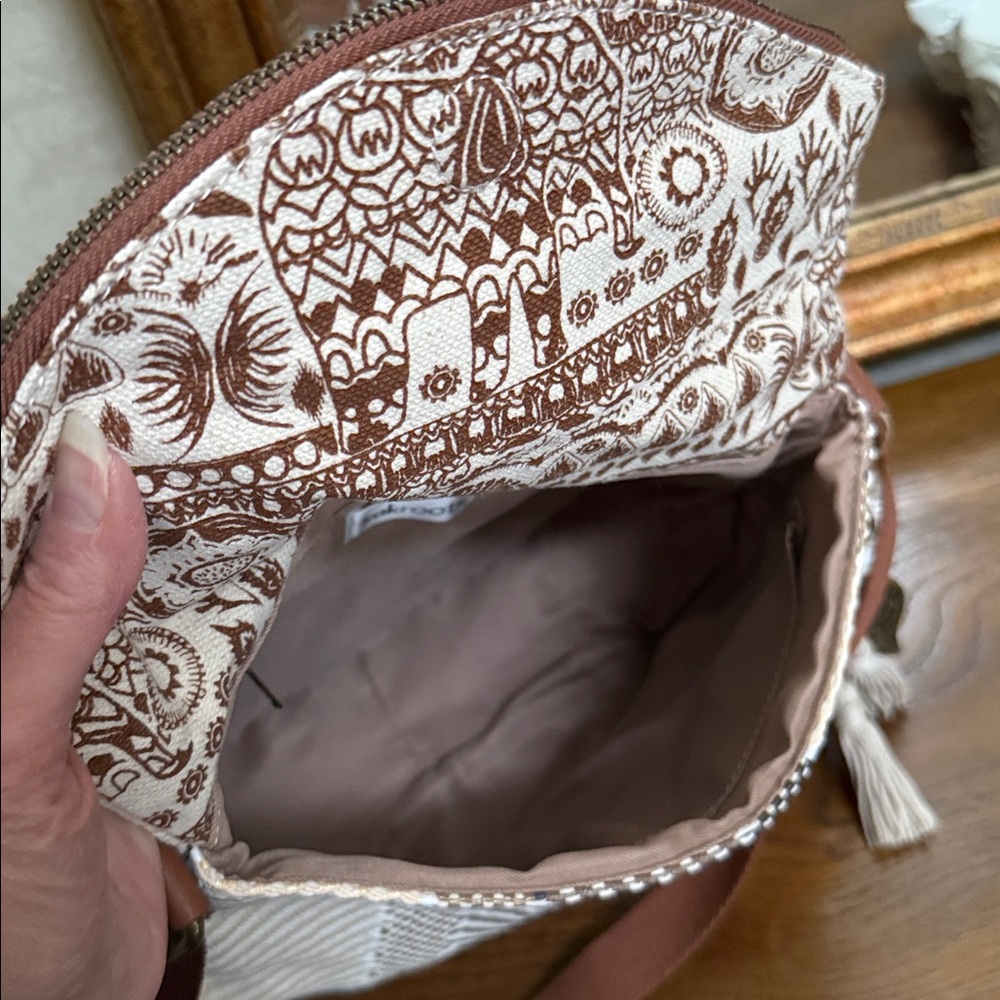 Sakroots by the SAK, Tan and Brown Crossbody Bag. Exterior top zip opening/flap. - Picture 9 of 16
